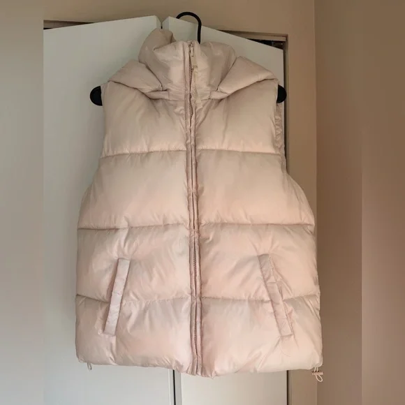 Gap heavyweight puffer vest in an off-white color with detachable oversized hood - Picture 1 of 5
